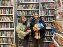 Сотрудники Дау Изолан собрали более 20 килограммов корма для бездомных животных и свыше 100 книг для сельской библиотеки
